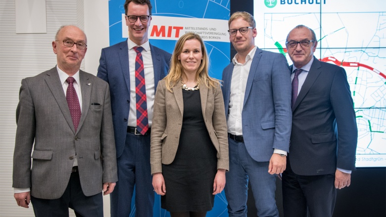 von links: Werner Vogel,( stv. MIT-Vorsitzender), Verkehrsminister Hendrik Wüst, Christina Herbrand (MIT-Vorsitzende), Stadtbaurat Daniel Zöhler und Gastgeber Matthias Löhr